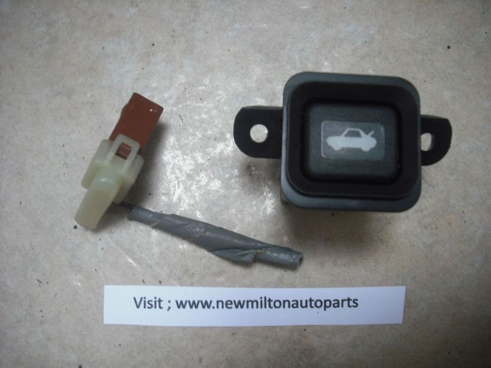 A GENUINE HONDA CRV MK2 BOOT TRUNK HATCH RELEASE SWITCH