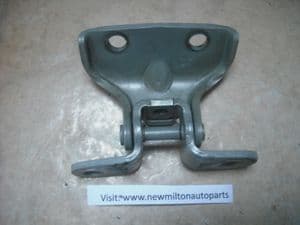 A GENUINE HYUNDAI i 30 FRONT DOOR HINGE LOWER BOTTOM LEFT NEARSIDE