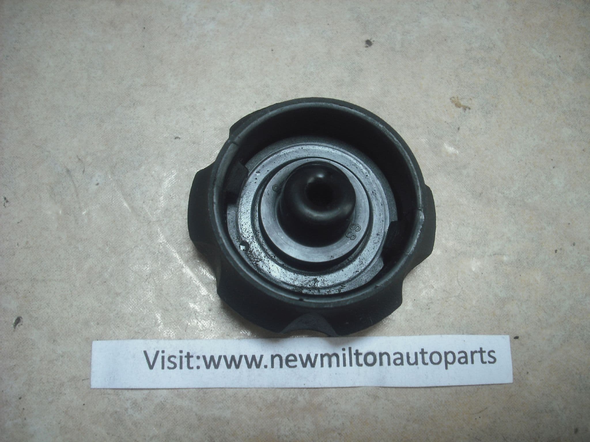 A GENUINE HYUNDAI MATRIX POWER STEERING FILLER CAP 20012010