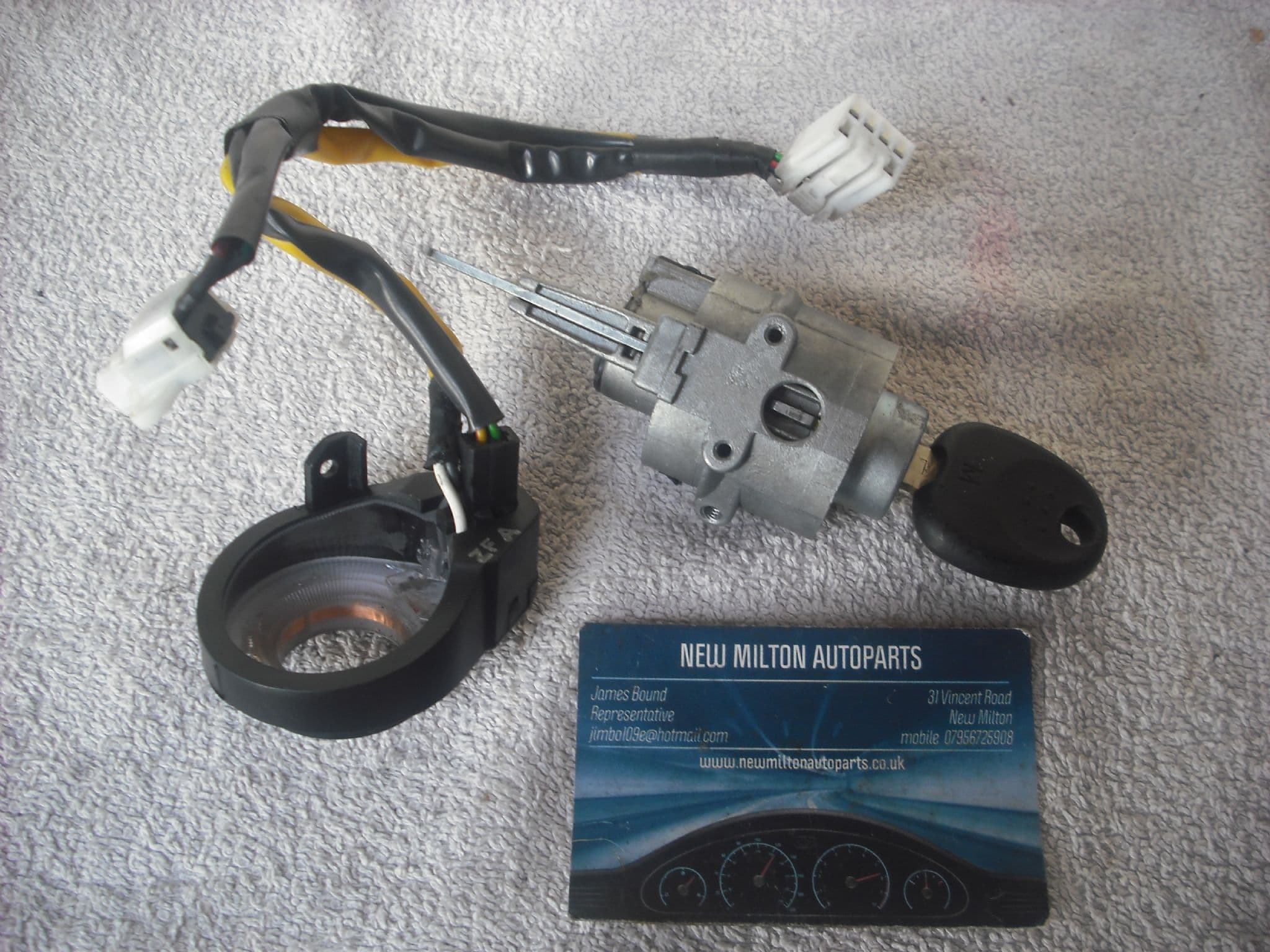A GENUINE HYUNDAI TUCSON GEN 1 IGNITION SWITCH BARREL WITH THE KEY CHIP