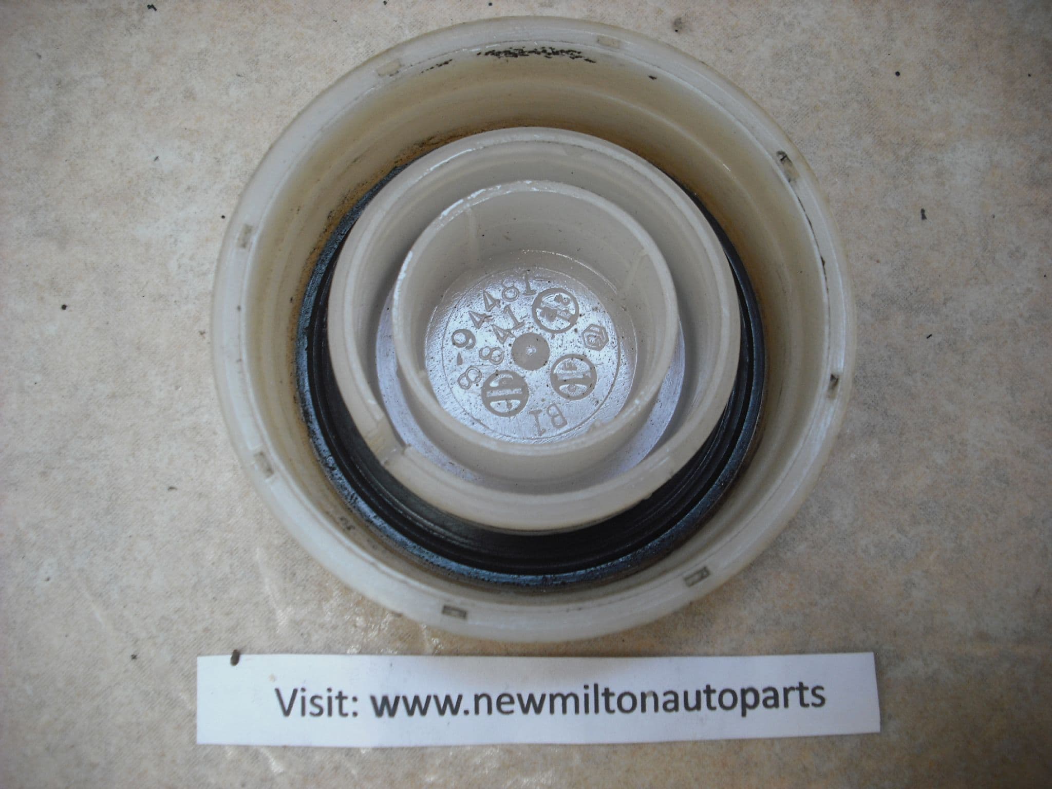 A GENUINE ISUZU TROOPER MK2 MK2 POWER STEERING FLUID FILLER CAP