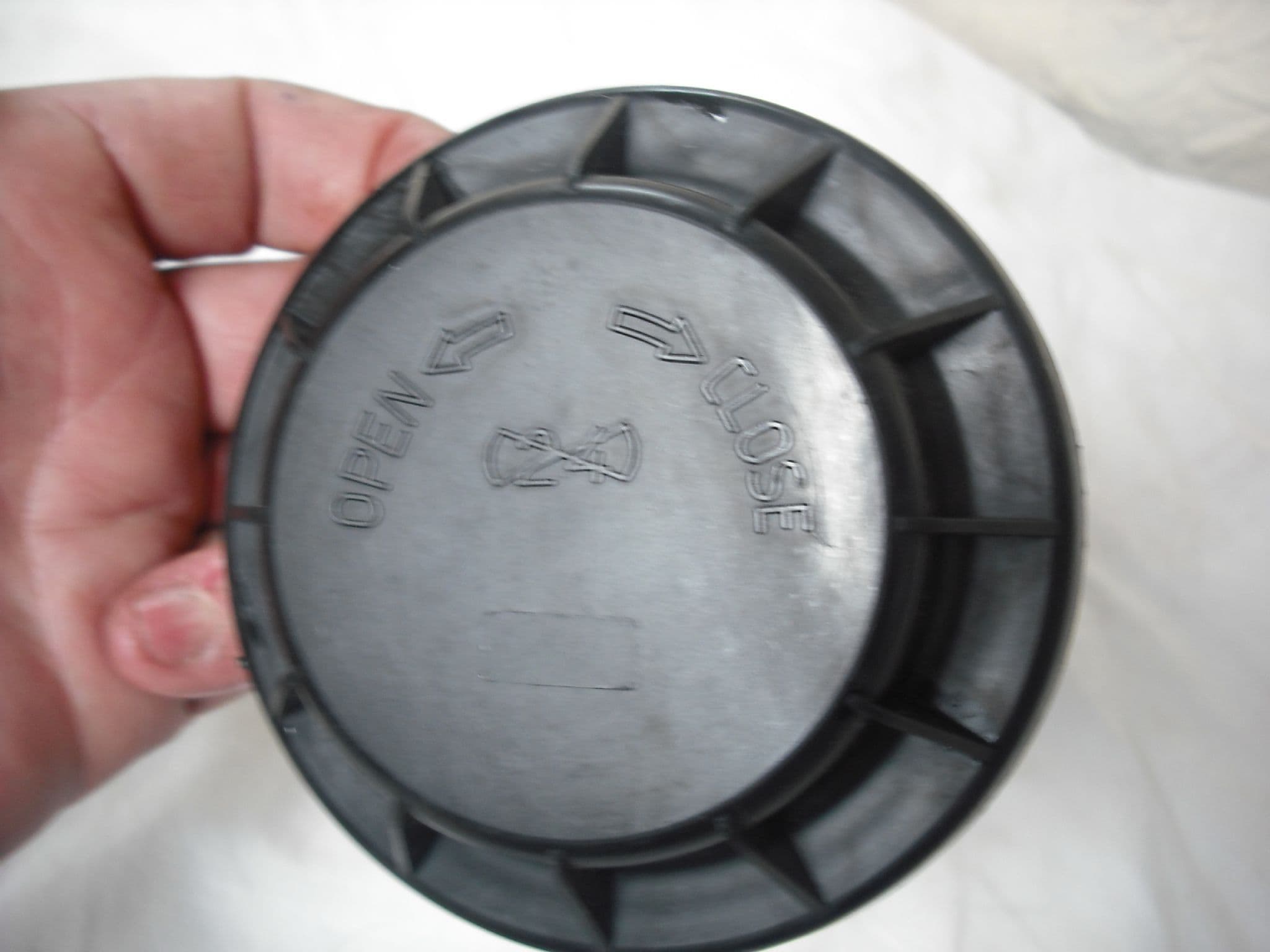 A GENUINE KIA RIO 20002005 HEADLIGHT HEADLAMP BULB COVER CAP