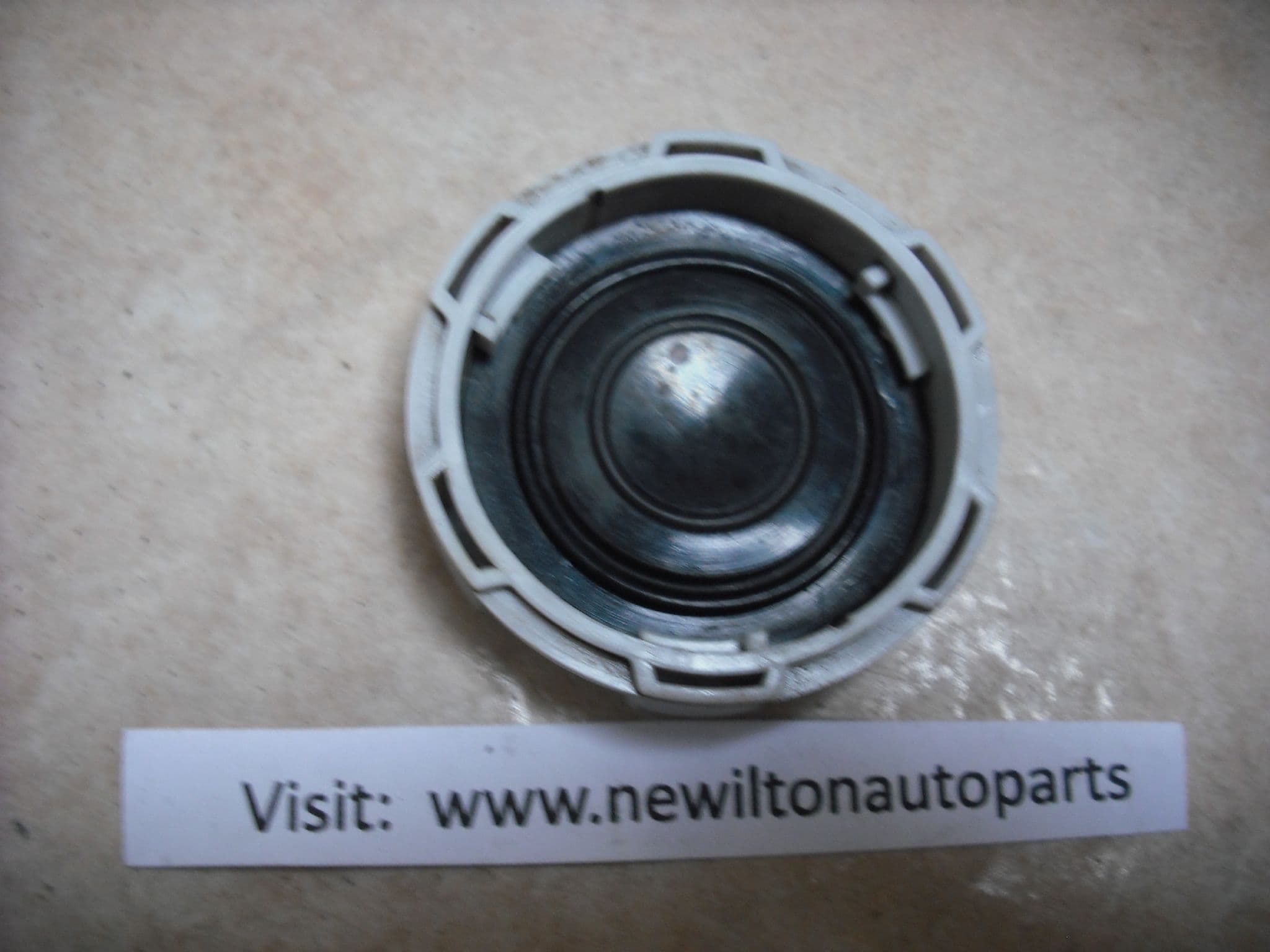 A GENUINE KIA RIO 20002005 MASTER CYLINDER BRAKE FLUID FILLER CAP