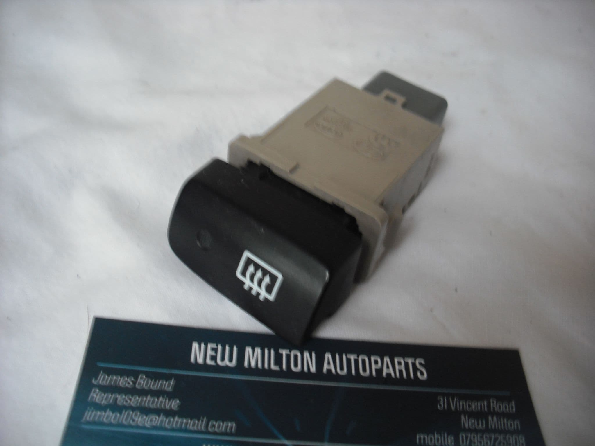 A GENUINE KIA RIO MK2 HEATED REAR WINDOW DEMISTER SWITCH 8199