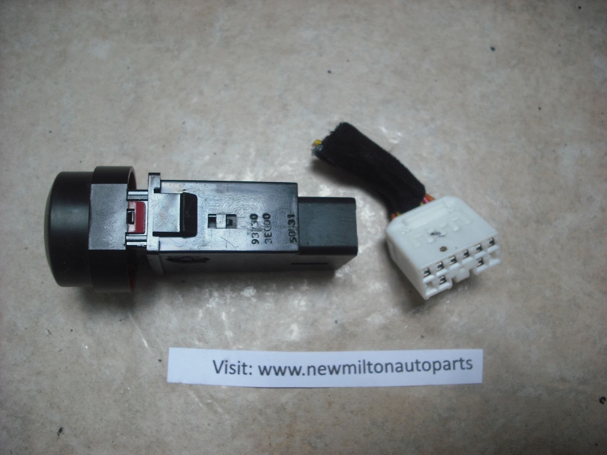 A GENUINE KIA SORENTO 20032006 HAZARD WARNING LIGHT LAMP SWITCH 93730