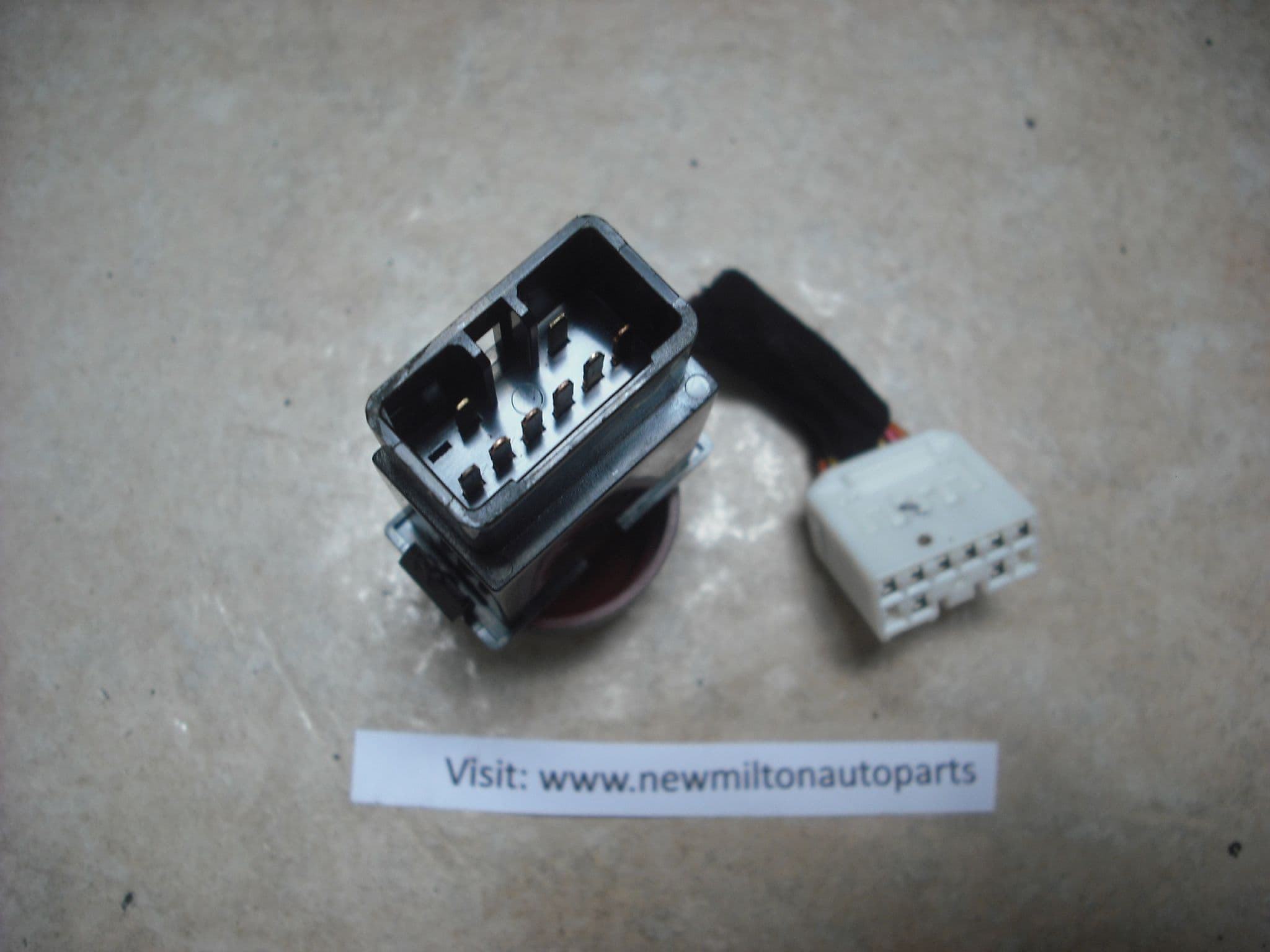 A GENUINE KIA SORENTO 20032006 HAZARD WARNING LIGHT LAMP SWITCH 93730