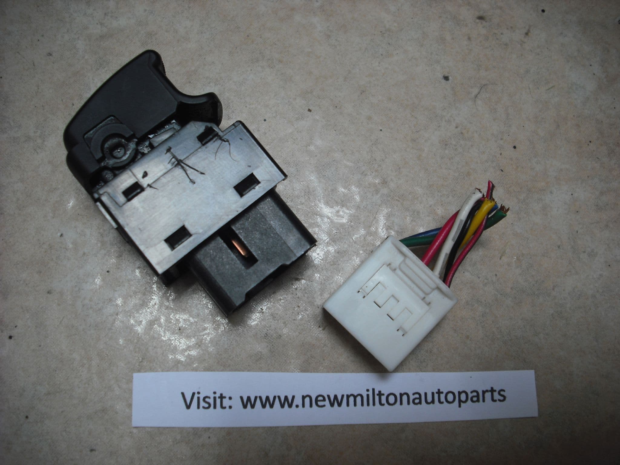 A GENUINE KIA SORENTO 2003-2010 FRONT OR REAR DOOR ELECTRIC WINDOW SWITCH