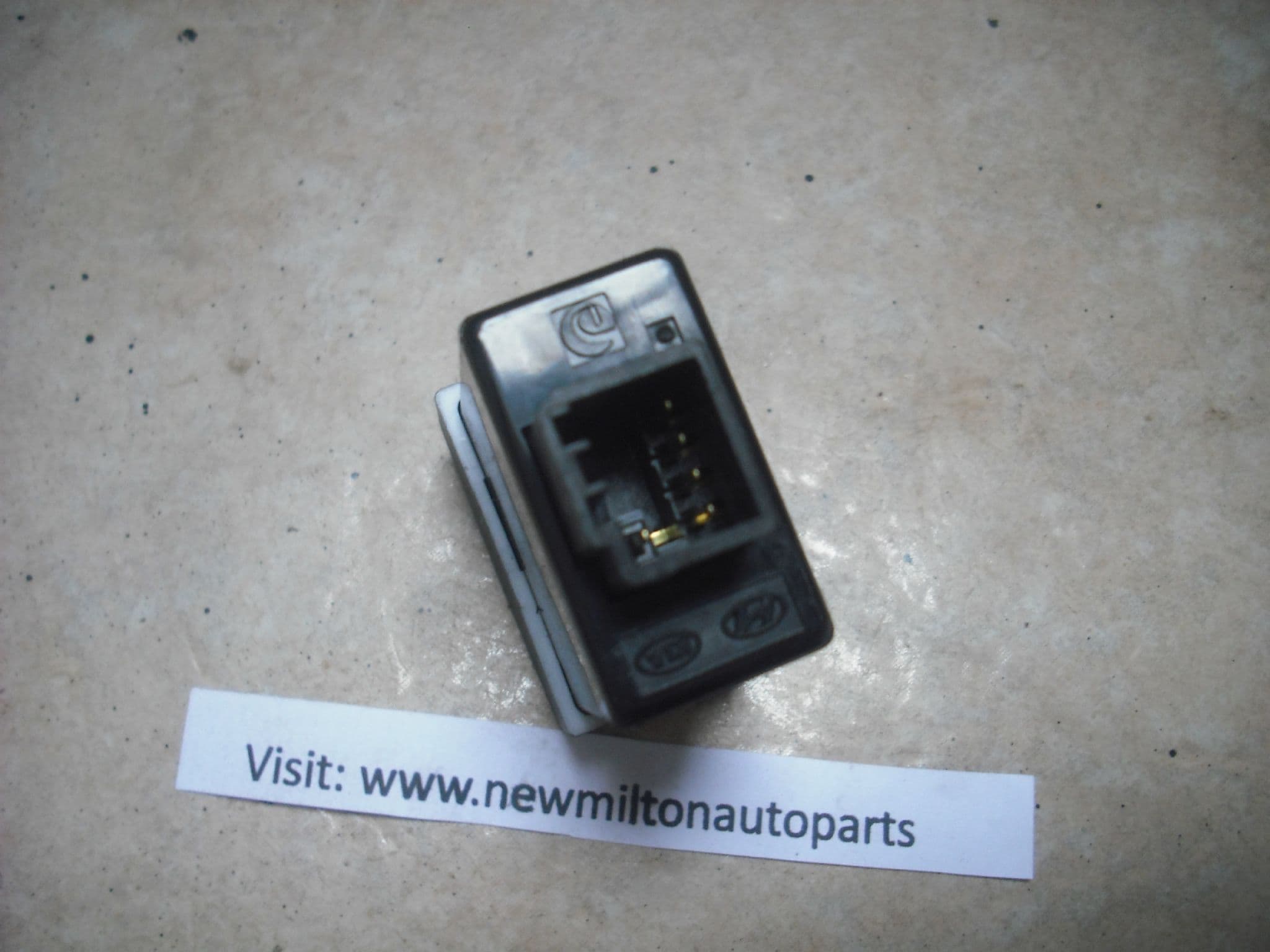 A GENUINE KIA SORENTO HEADLIGHT LEVELING ADJUSTMENT SWITCH