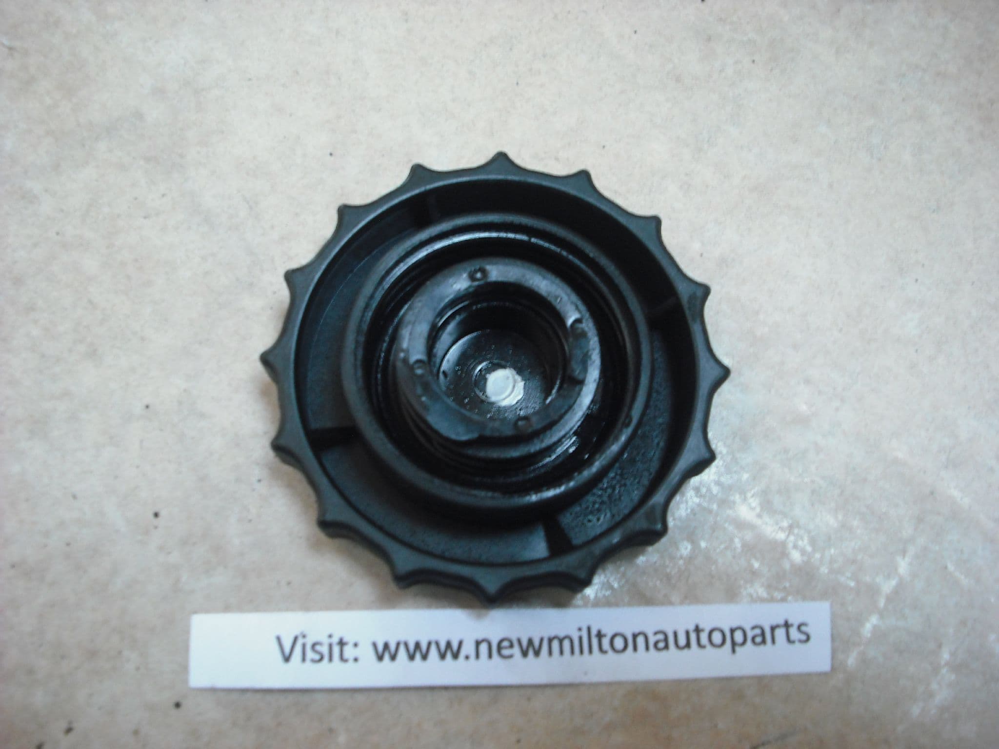 A GENUINE KIA SORENTO POWER STEERING FLUID FILLER CAP