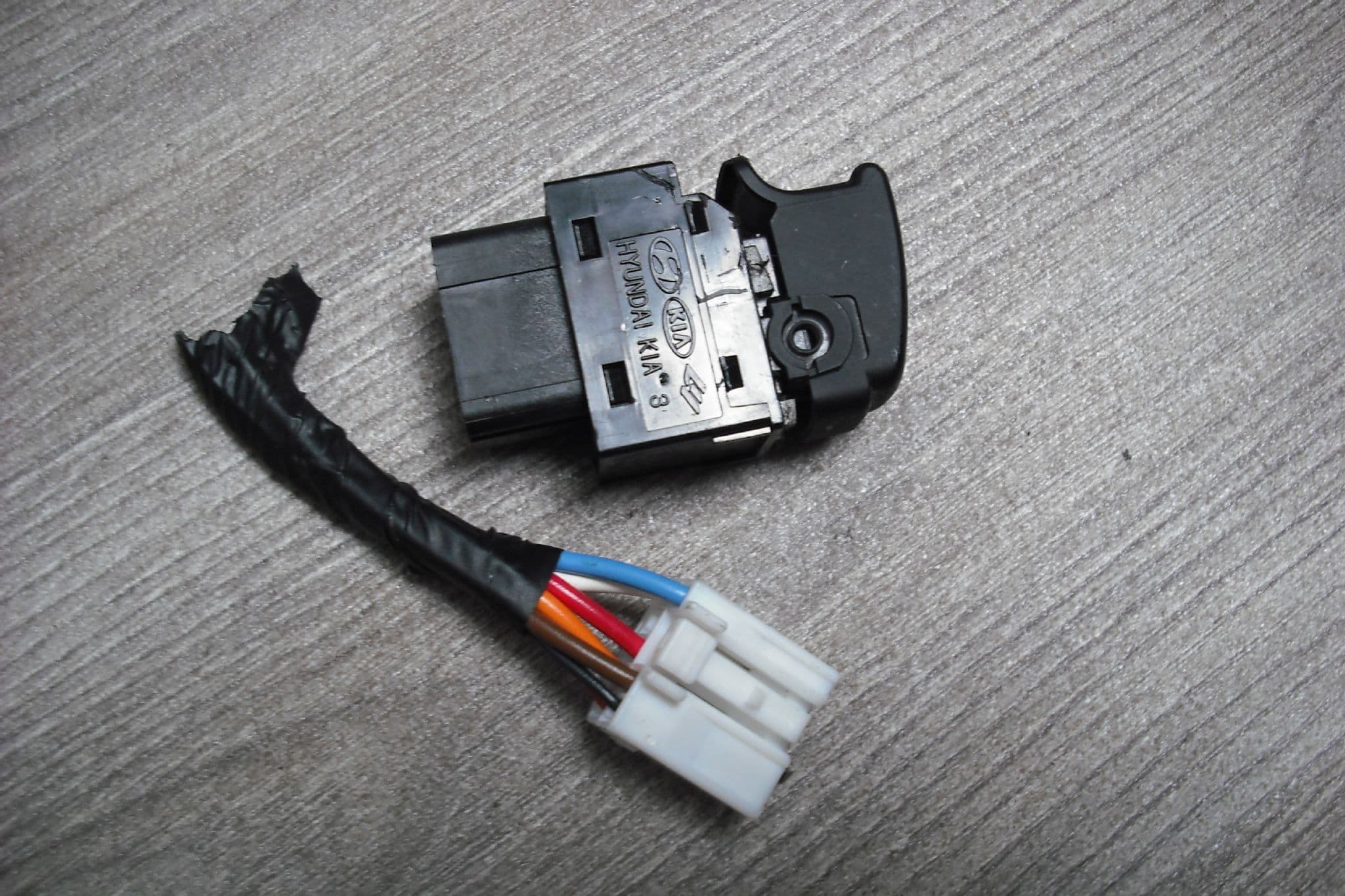 A GENUINE KIA SPORTAGE REAR DOOR ELECTRIC WINDOW SWITCH