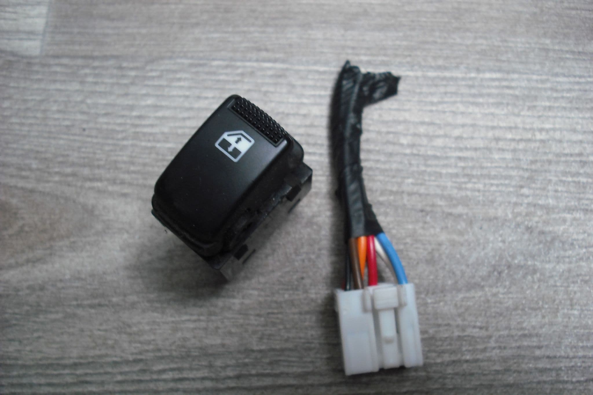 A GENUINE KIA SPORTAGE REAR DOOR ELECTRIC WINDOW SWITCH