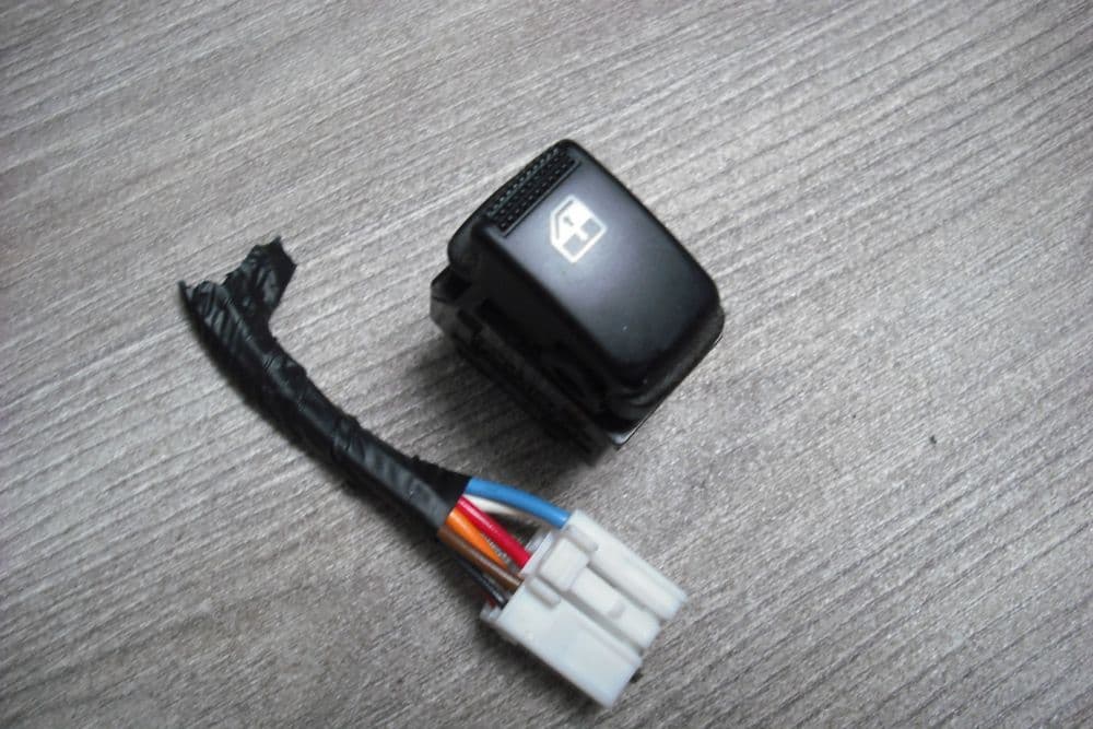 A GENUINE KIA SPORTAGE REAR DOOR ELECTRIC WINDOW SWITCH
