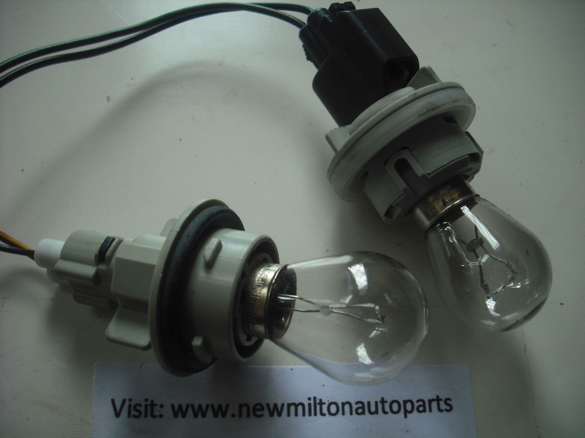 A GENUINE LAND ROVER FREELANDER 20042006 REAR LIGHT BULB HOLDERS