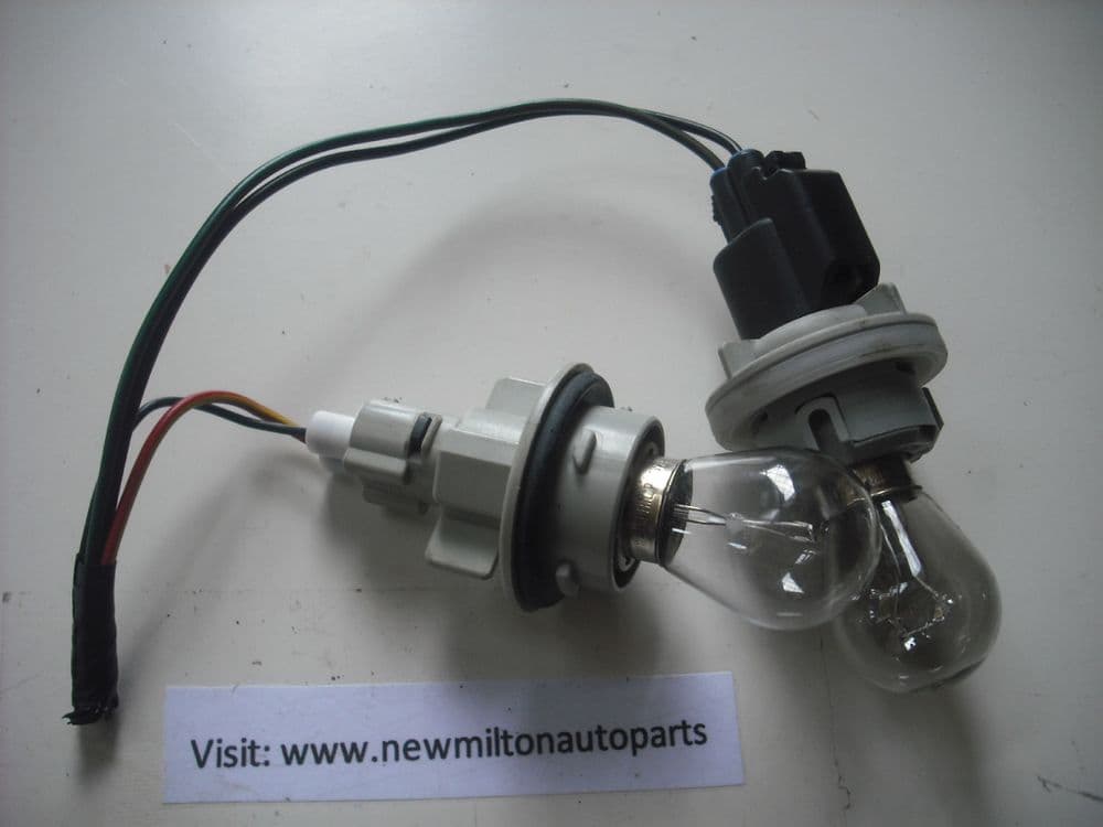 A GENUINE LAND ROVER FREELANDER 20042006 REAR LIGHT BULB HOLDERS