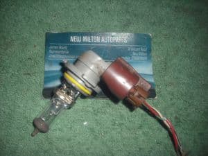 A GENUINE LEXUS IS200 HEADLIGHT HEADLAMP BULB PLUG SOCKET AND WIRING PLUG SOCKET BROWN