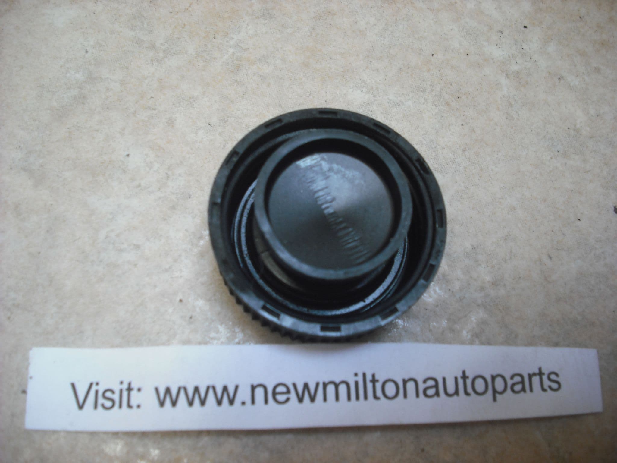 A GENUINE MAZDA 6 POWER STEERING FLUID FILLER CAP