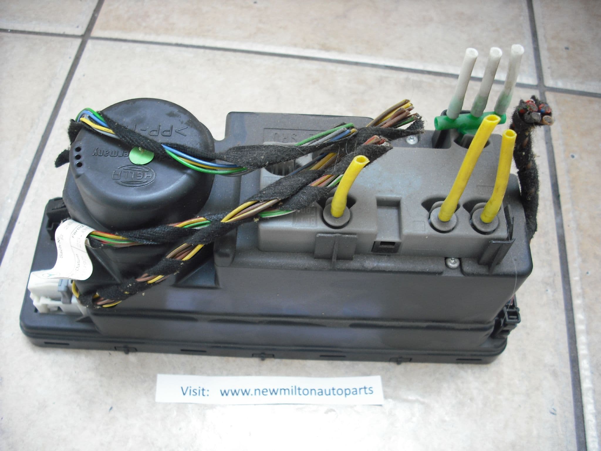 A GENUINE MERCEDES BENZ W208 CLK CENTRAL LOCKING PUMP MODULE 2108001048