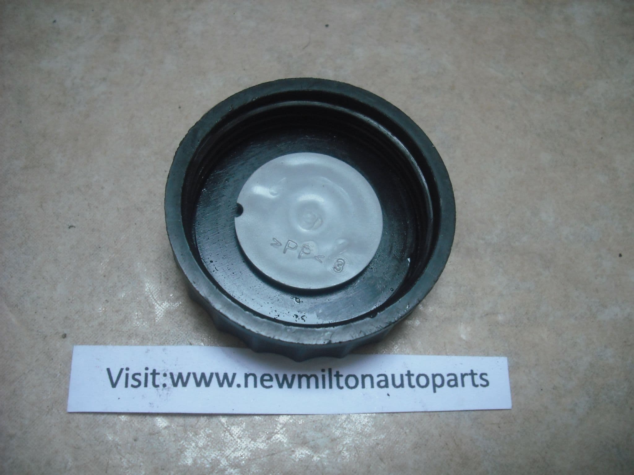 A GENUINE MERCEDES BENZ W211 E CLASS BRAKE FLUID MASTER CYLINDER FILLER CAP