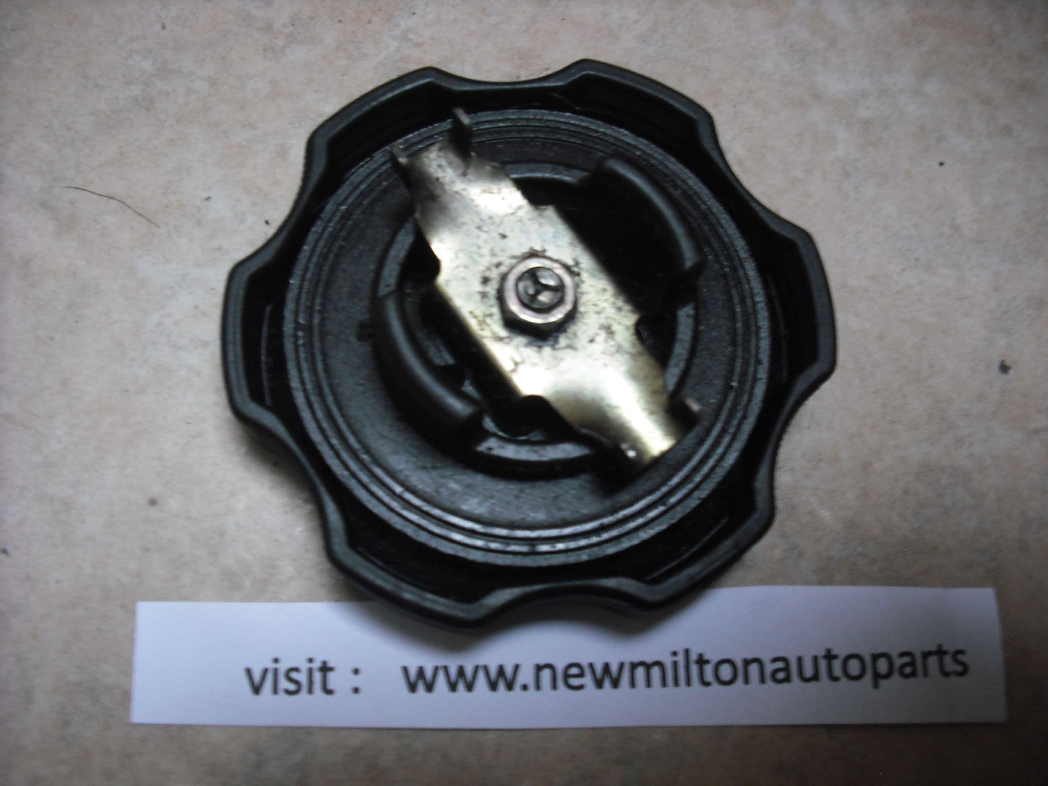 A GENUINE MITSUBISHI SHOGUN PAJERO PININ ENGINE OIL FILLER CAP