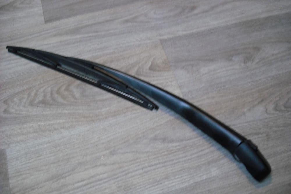 A GENUINE NISSAN MICRA K13 REAR WINDOW WIPER ARM