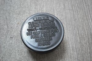 A GENUINE NISSAN NAVARA CLUTCH FLUID MASTER CYLINDER FILLER CAP