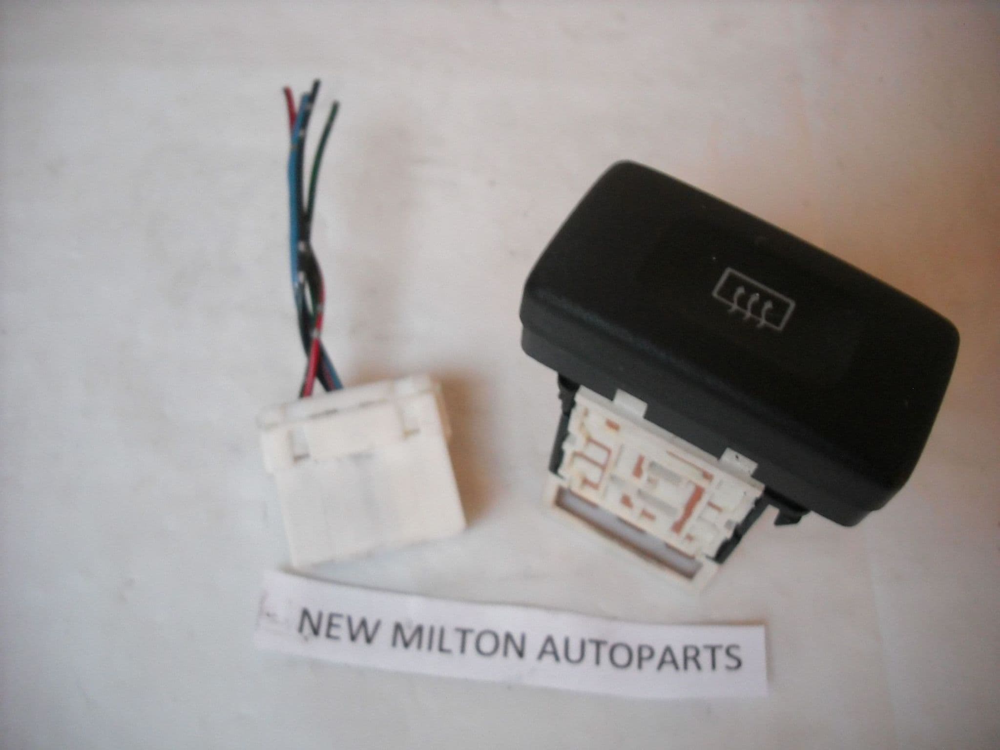 A GENUINE NISSAN PRIMERA P11 HEATED REAR WINDOW DEMISTER SWITCH