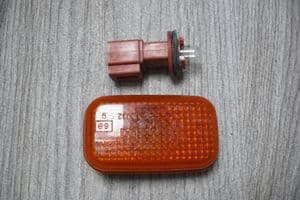 A GENUINE NISSAN TERRANO 2 FORD MAVERICK FRONT SIDE WING MARKER INDICATOR FLASHER