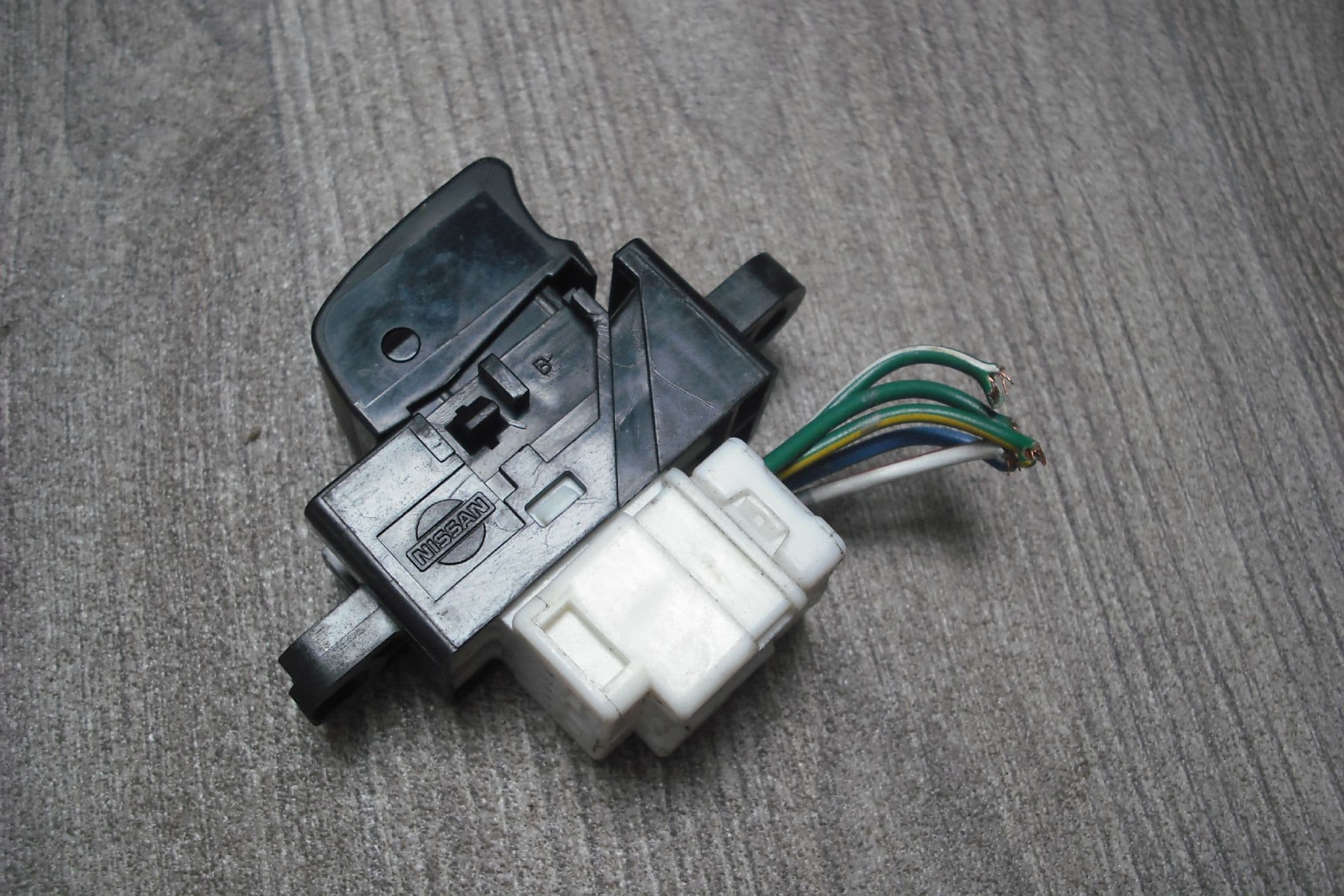 A GENUINE NISSAN X-TRAIL REAR BACK DOOR ELECTRIC WINDOW SWITCH