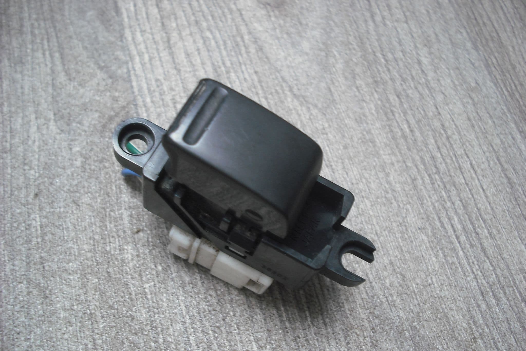A GENUINE NISSAN X-TRAIL REAR BACK DOOR ELECTRIC WINDOW SWITCH