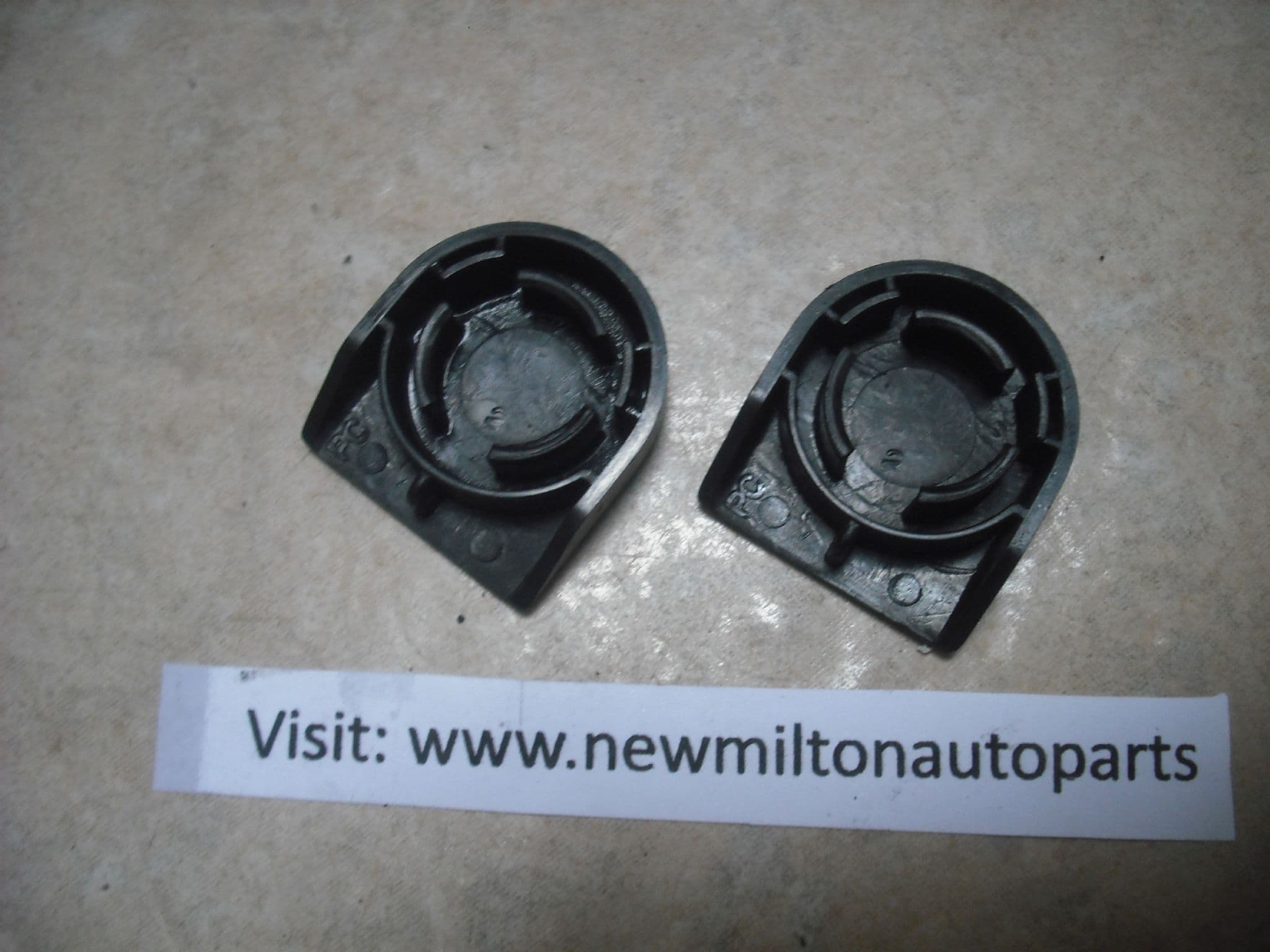 A GENUINE PAIR OF TOYOTA YARIS MK2 20062009 FRONT WIPER ARM NUT COVER CAPS