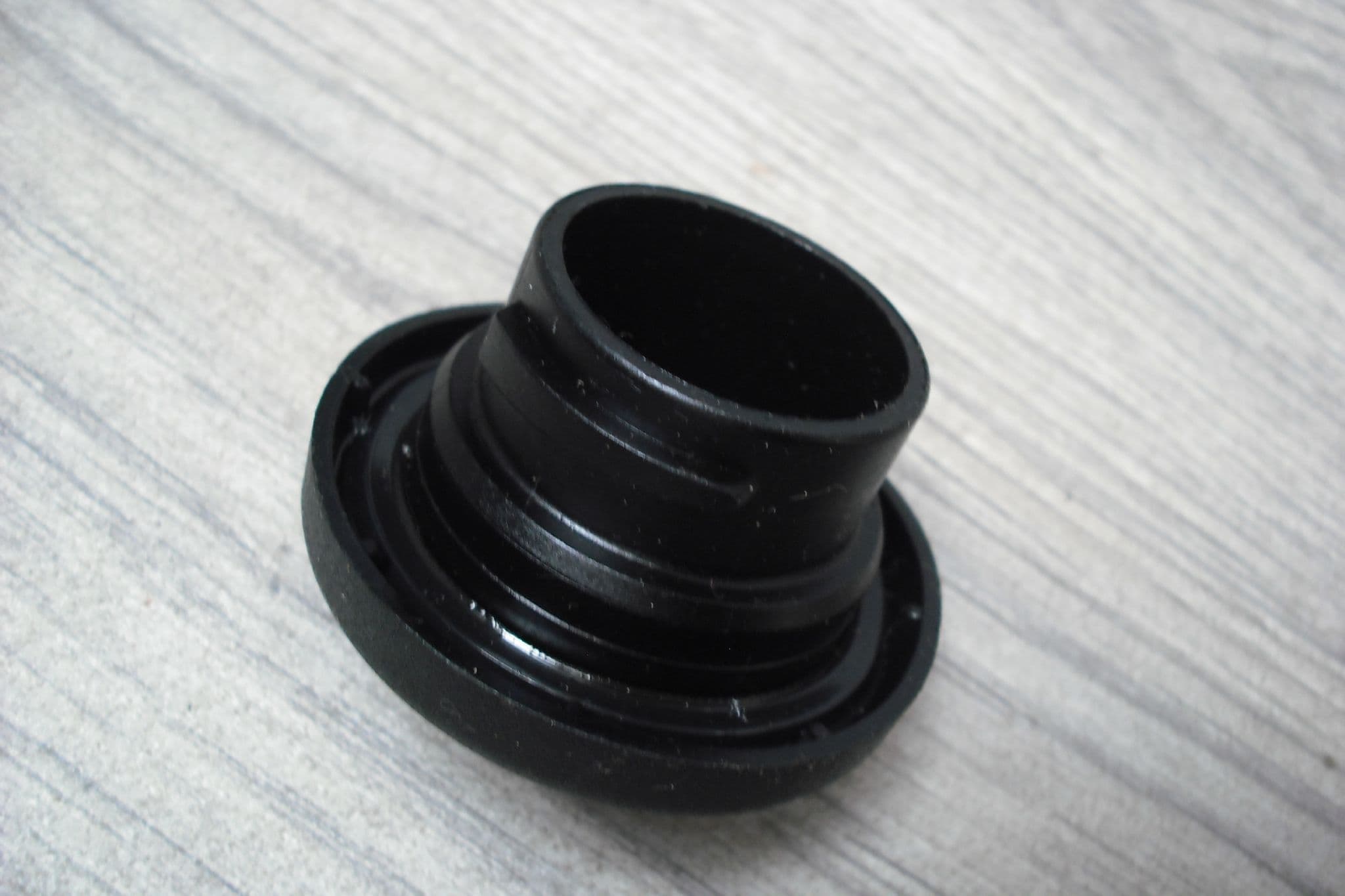 A GENUINE PEUGEOT 206 2 0 PETROL ENGINE OIL FILLER CAP