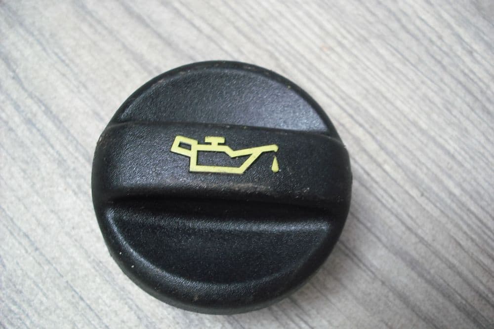 A GENUINE PEUGEOT 206 2 0 PETROL ENGINE OIL FILLER CAP