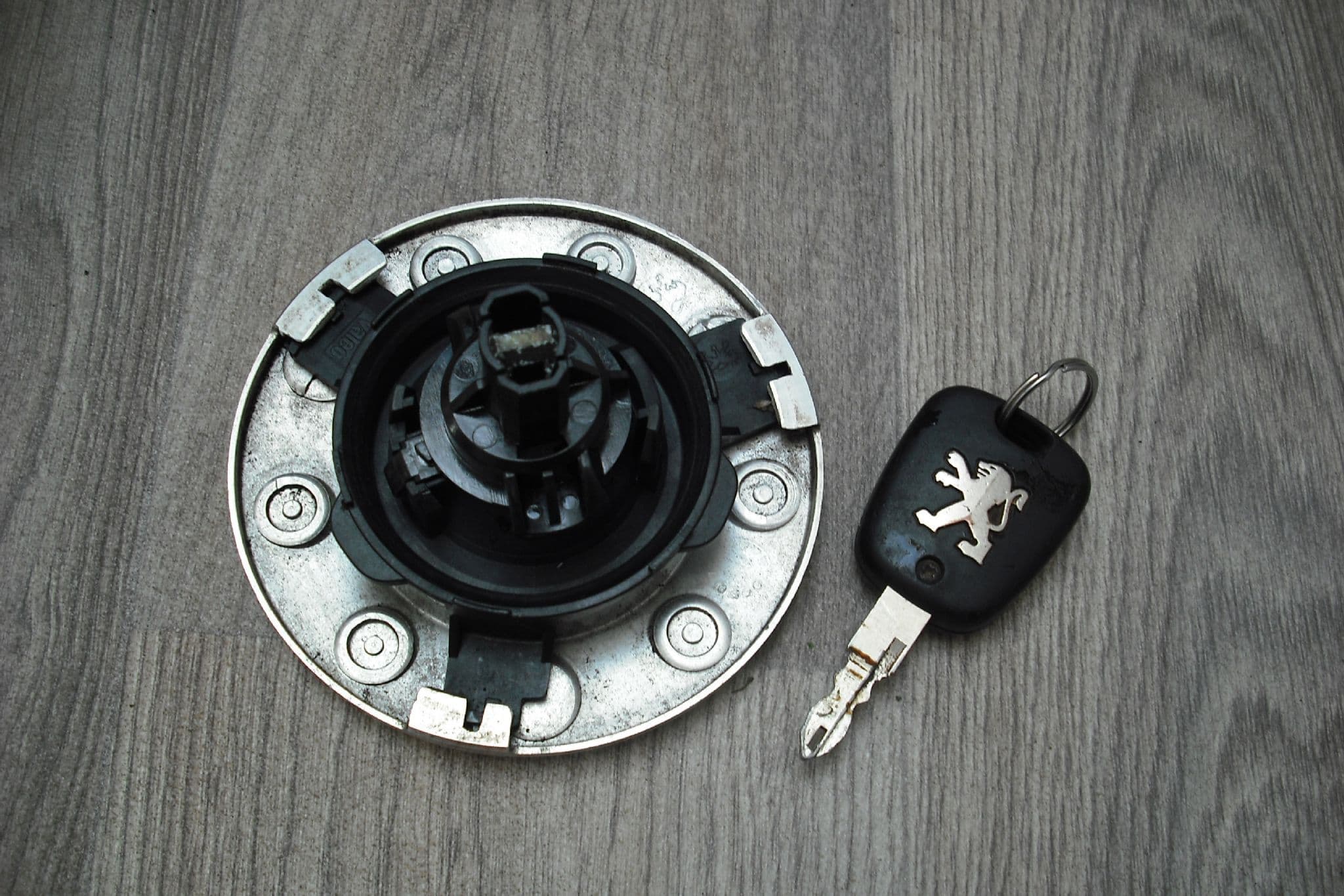 A GENUINE PEUGEOT 206 CONVERTIBLE LOCKING PETROL FUEL CAP
