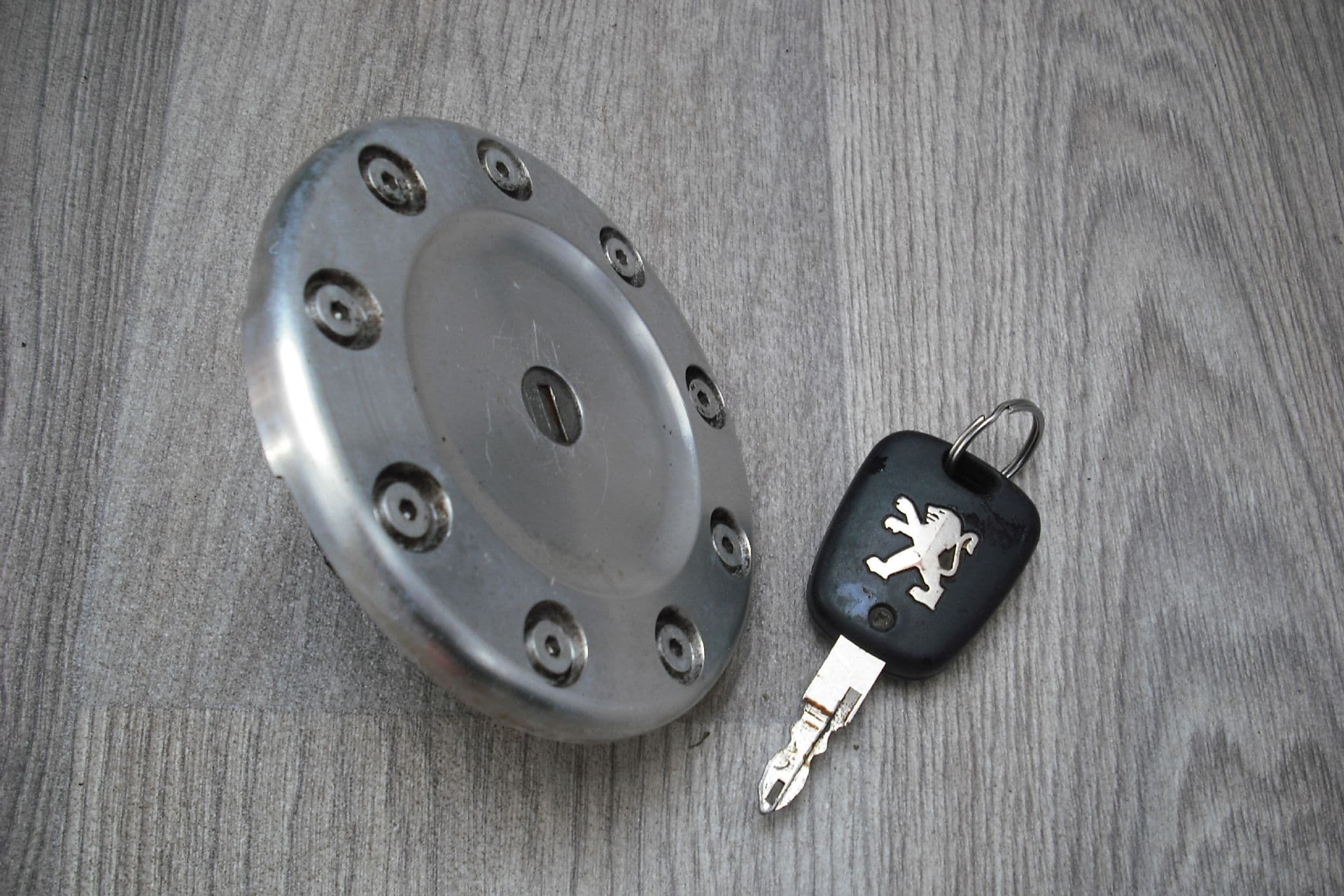 A GENUINE PEUGEOT 206 CONVERTIBLE LOCKING PETROL FUEL CAP