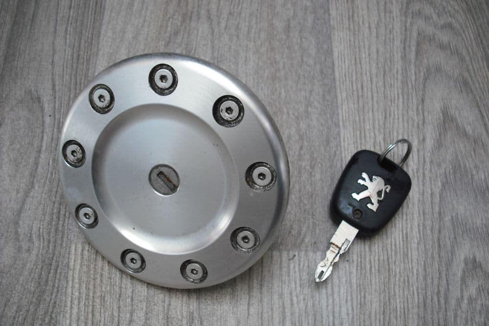 A GENUINE PEUGEOT 206 CONVERTIBLE LOCKING PETROL FUEL CAP