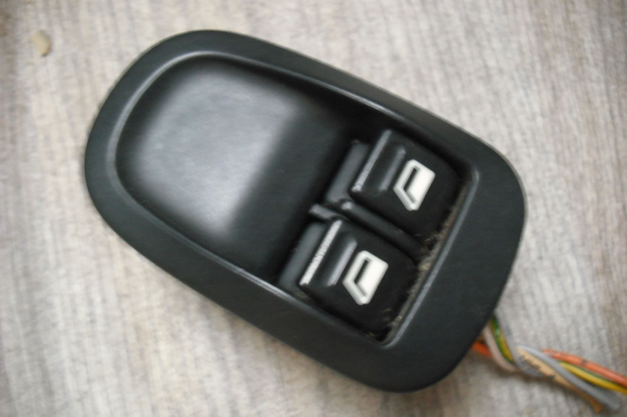 A GENUINE PEUGEOT 206 FRONT DOOR AUTO ELECTRIC WINDOW SWITCH PACK
