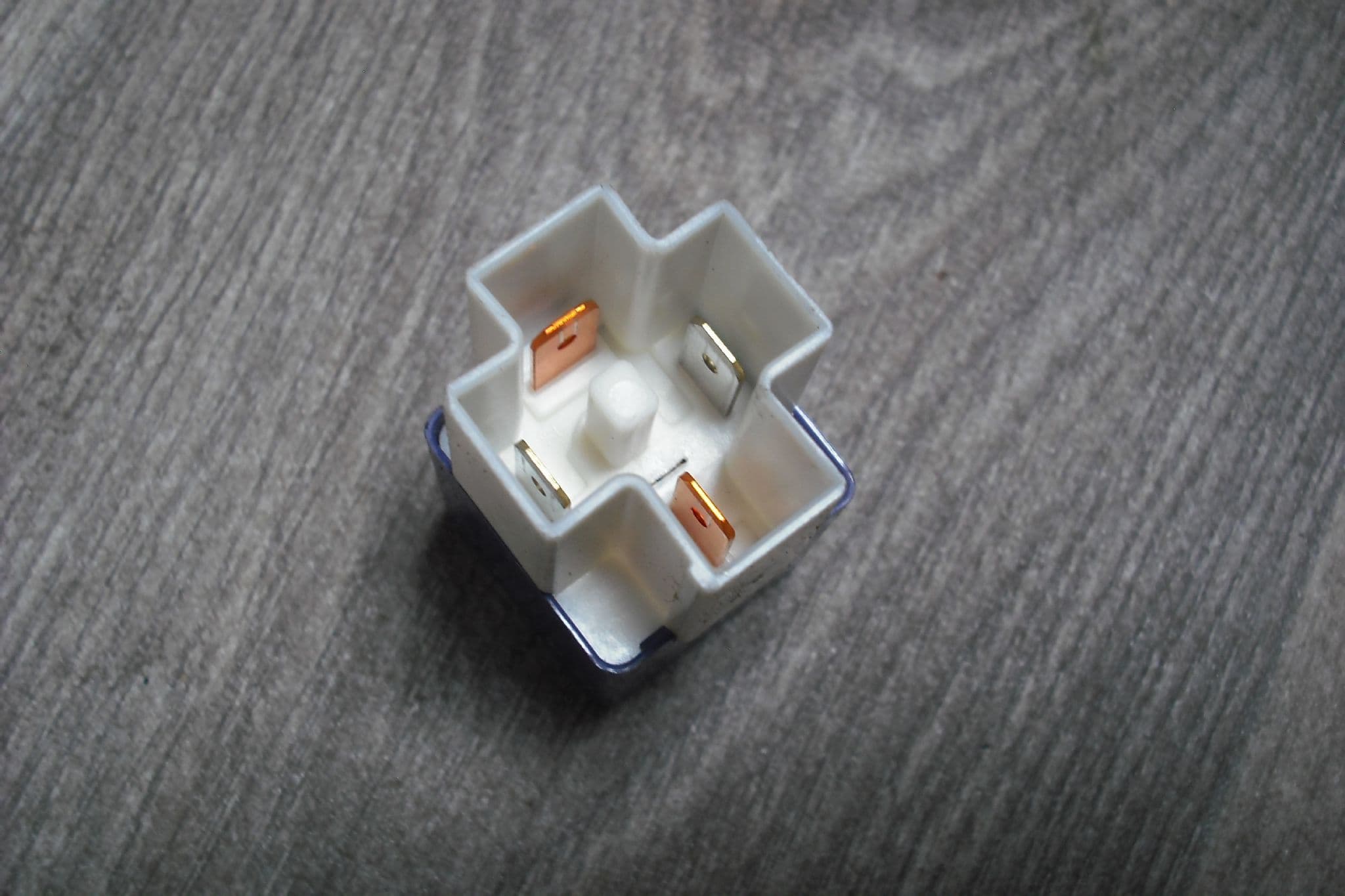 Relais Solénoïde 4 Broches 12VDC 40A QUARKZMAN – Compatible Toyota MR2, Highlander, RAV4… No.2830010020