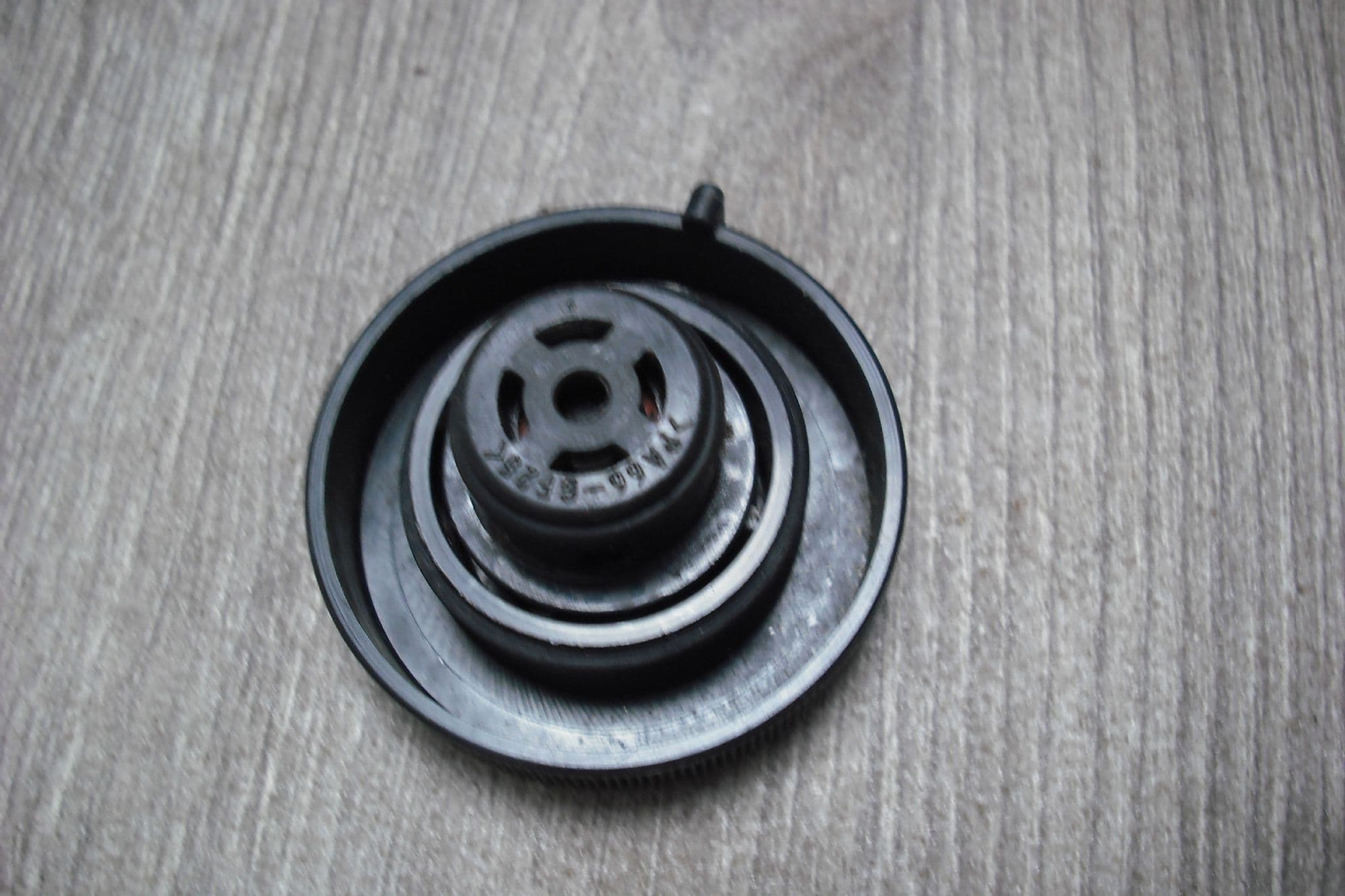 A GENUINE TOYOTA PRIUS MK2 29kPa WATER COOLANT EXPANSION TANK FILLER CAP