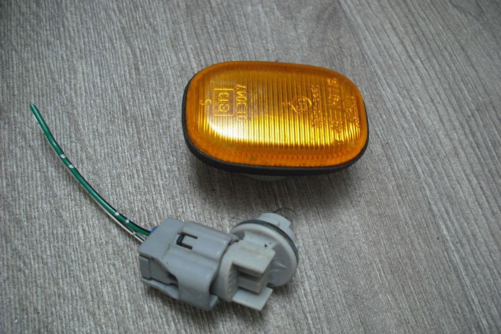 A GENUINE TOYOTA RAV 4 MK2 FRONT WING SIDE MARKER INDICATOR