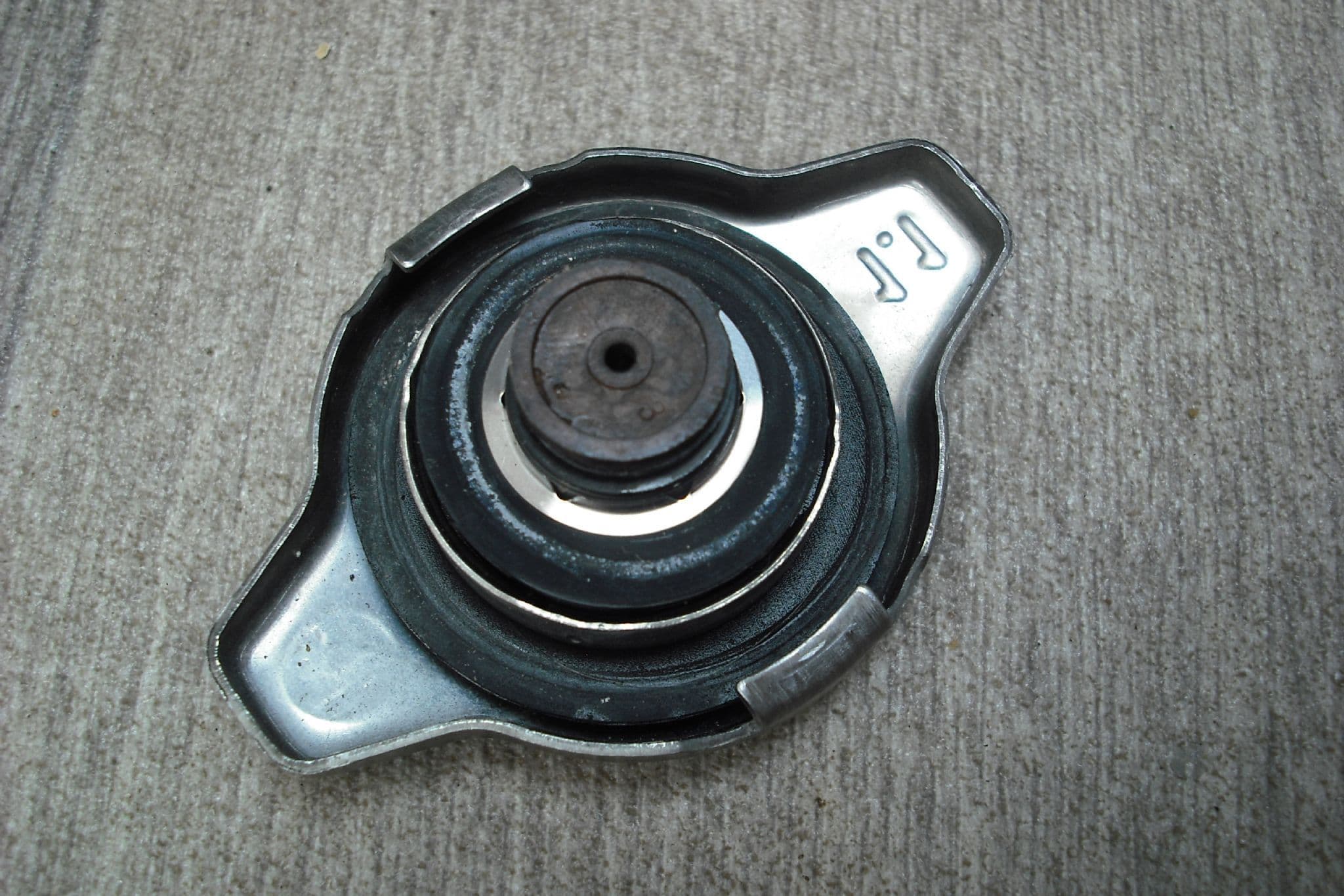 A GENUINE TOYOTA RAV 4 RADIATOR WATER COOLANT CAP