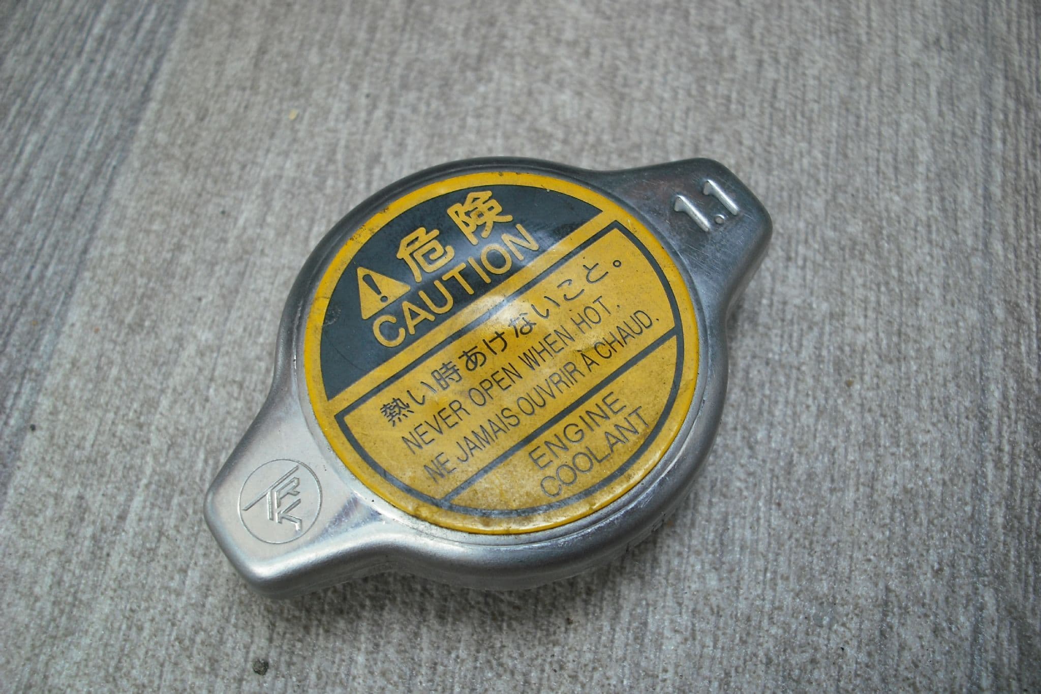 A GENUINE TOYOTA RAV 4 RADIATOR WATER COOLANT CAP