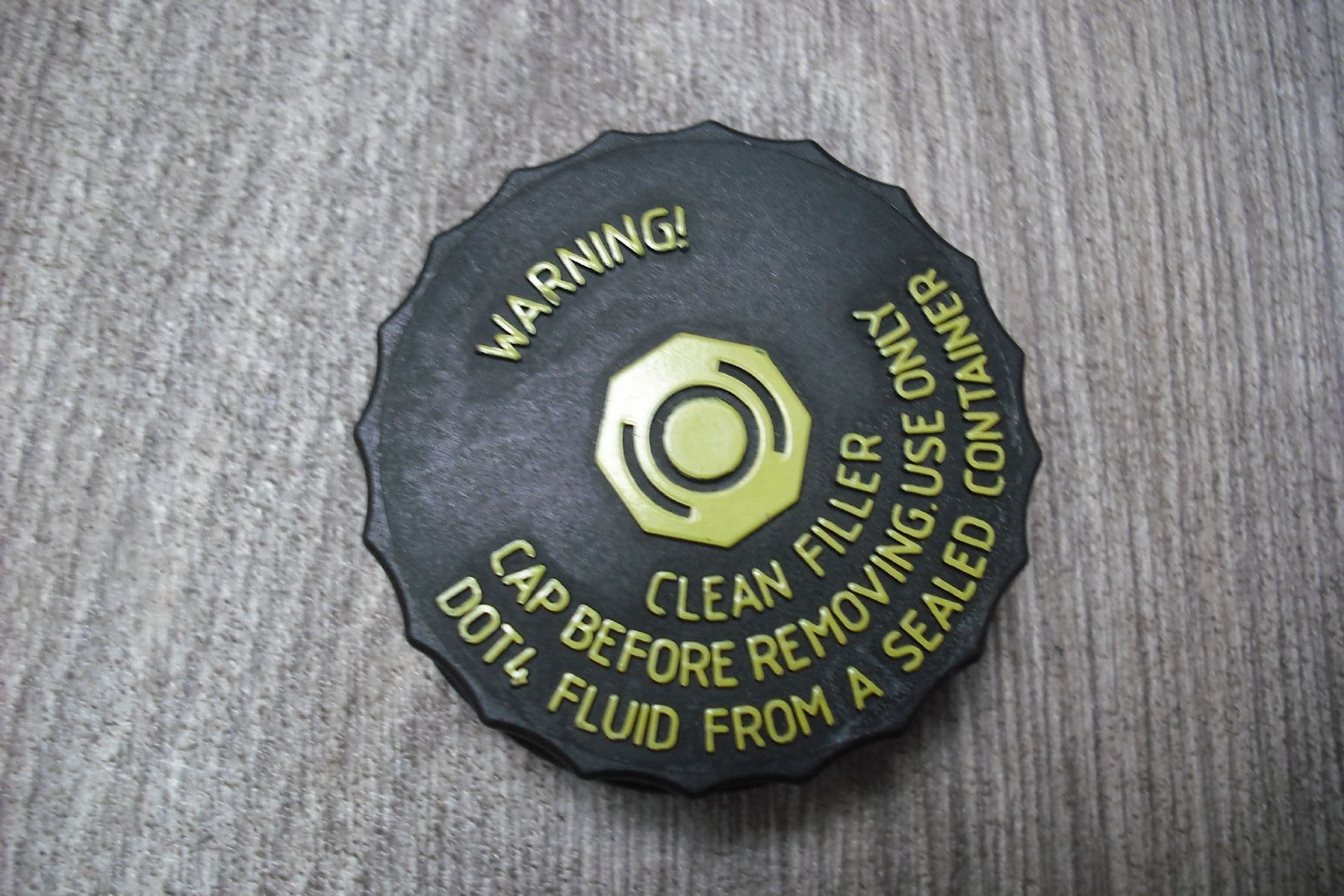 A GENUINE TOYOTA YARIS AND AURIS MK1 BRAKE FLUID MASTER CYLINDER FILLER CAP