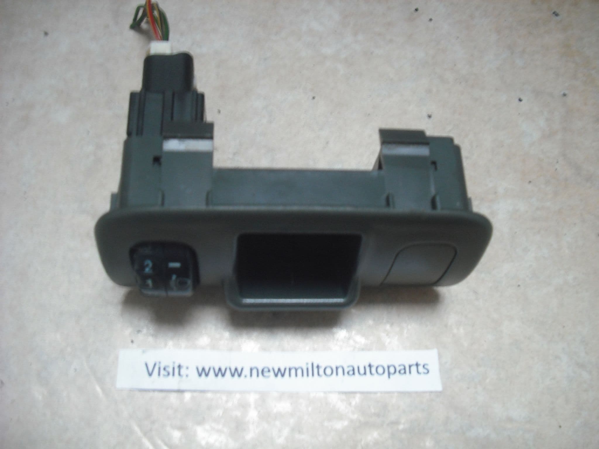 A GENUINE TOYOTA YARIS MK1 HEADLIGHT HEADLAMP HEIGHT LEVEL ADJUSTMENT