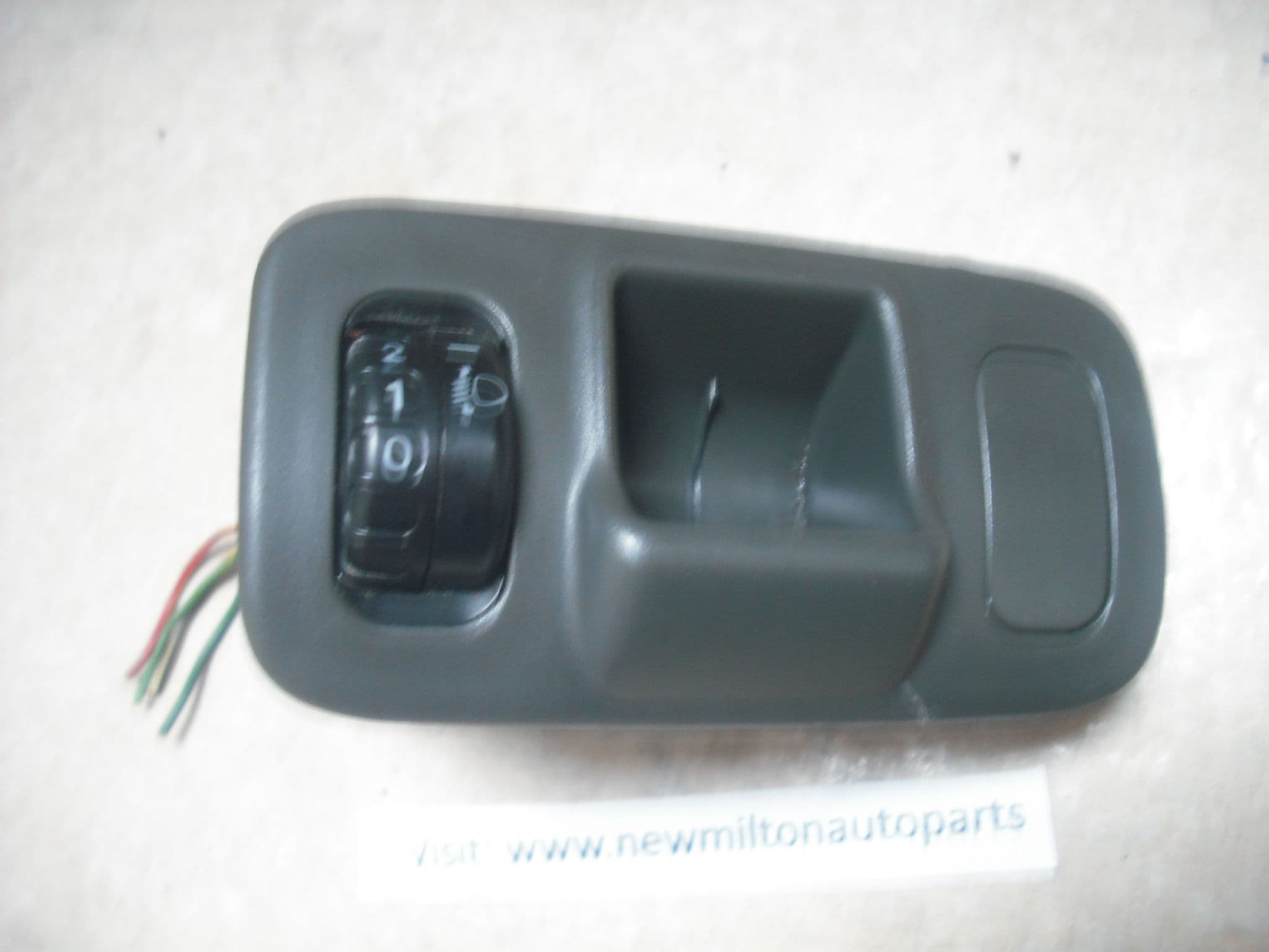 A GENUINE TOYOTA YARIS MK1 HEADLIGHT HEADLAMP HEIGHT LEVEL ADJUSTMENT