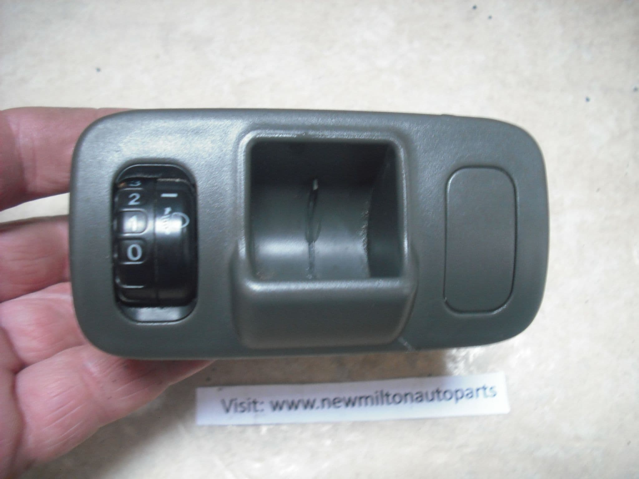 A GENUINE TOYOTA YARIS MK1 HEADLIGHT HEADLAMP HEIGHT LEVEL ADJUSTMENT