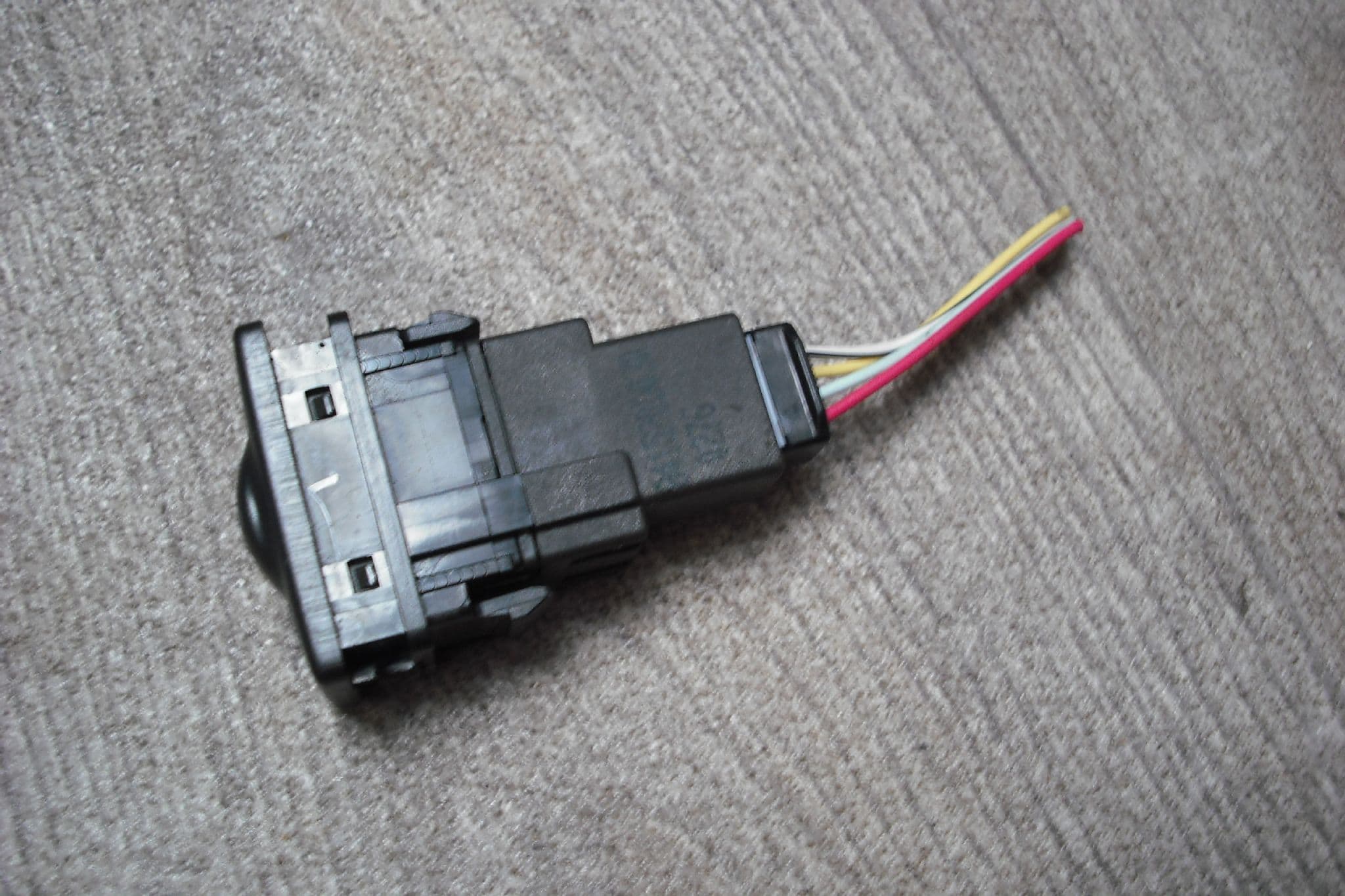 A GENUINE TOYOTA YARIS MK2 HEADLIGHT ADJUSTMENT SWITCH