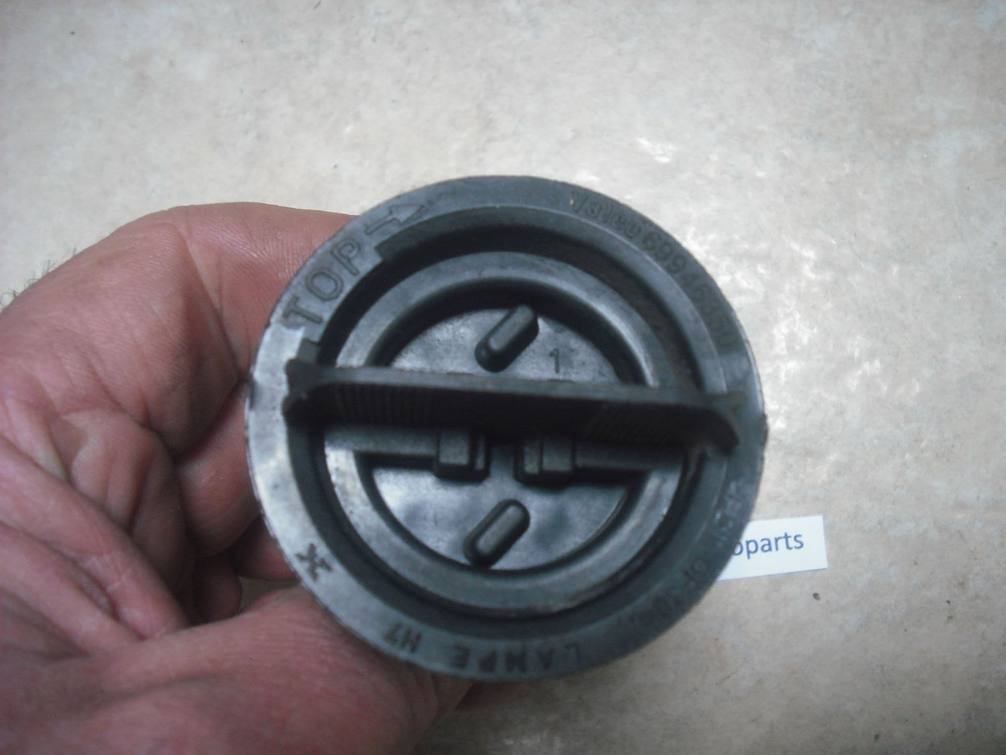 A GENUINE VAUXHALL CORSA C 20002003 HEADLIGHT HEADLAMP BULB HOLDER