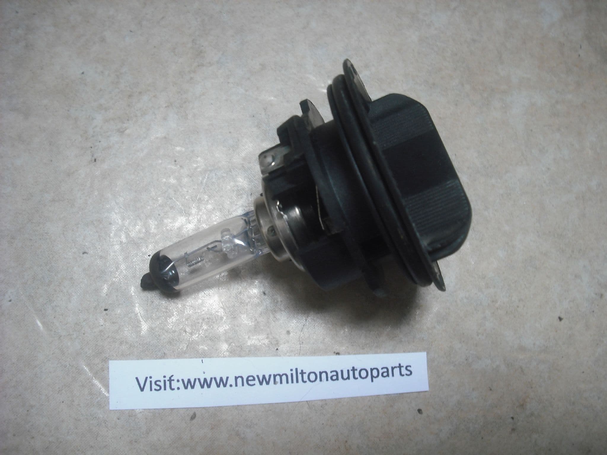 A GENUINE VAUXHALL CORSA C 20002003 HEADLIGHT HEADLAMP BULB HOLDER