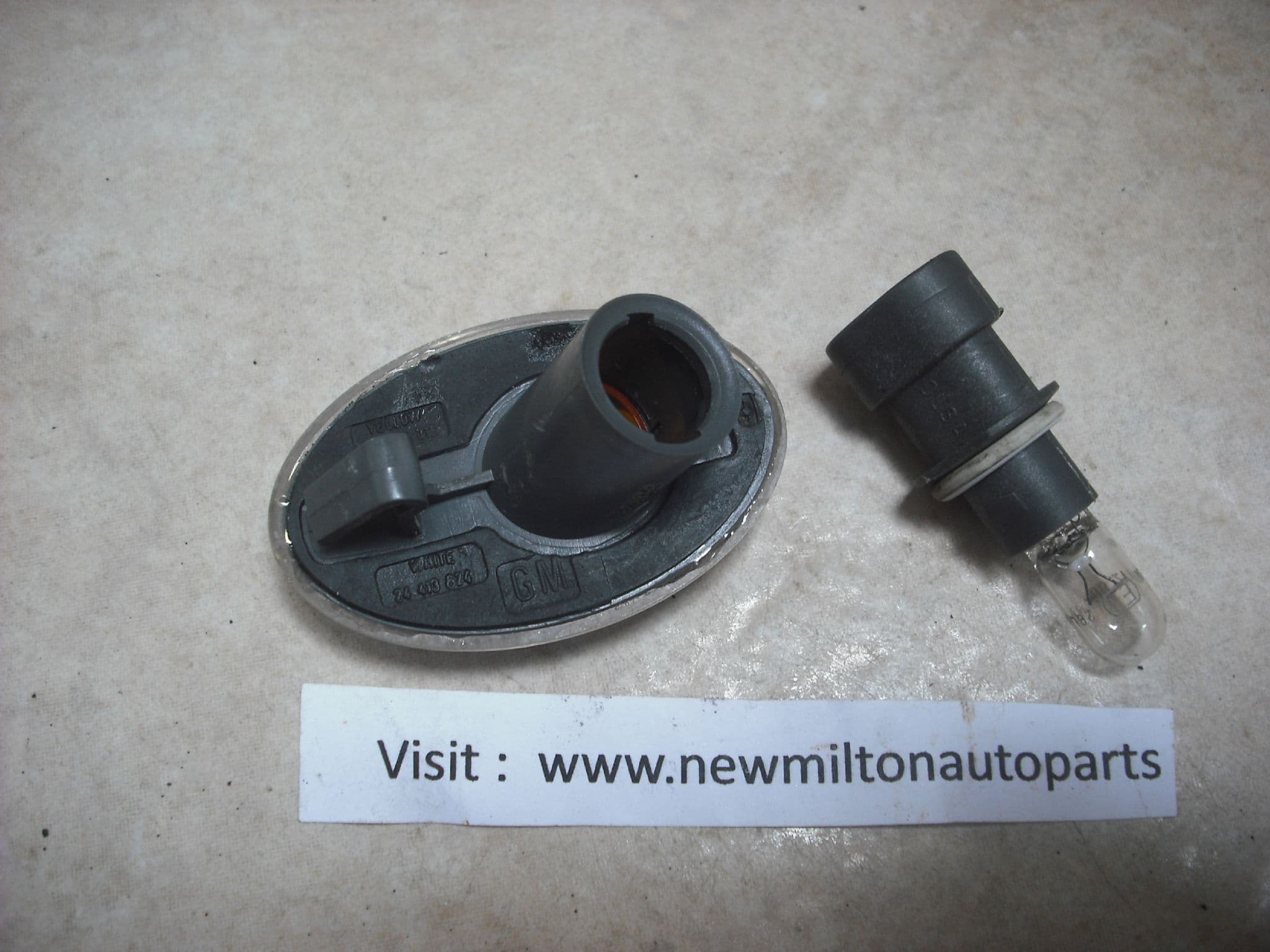 A GENUINE VAUXHALL CORSA C FRONT WING SIDE MARKER INDICATOR FLASHER