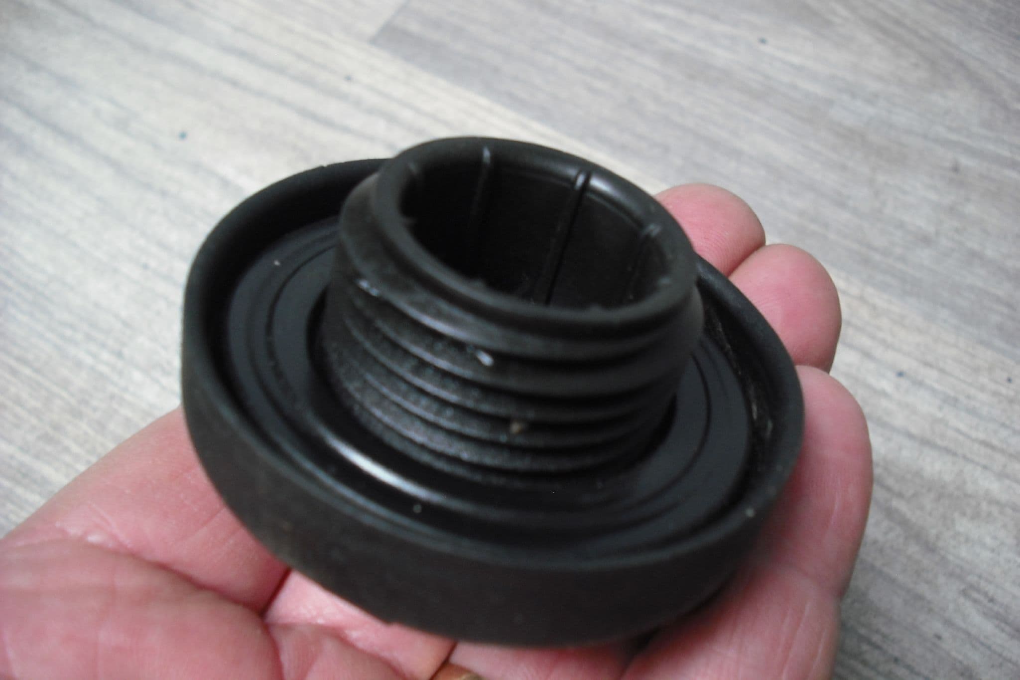 A GENUINE VAUXHALL INSIGNIA 2 0 CDTI ENGINE OIL FILLER CAP